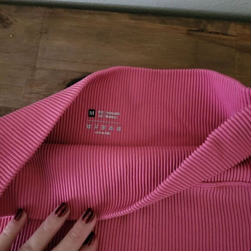 Pink Ribbed Spandex Shorts Size Medium - Picture 3 of 12